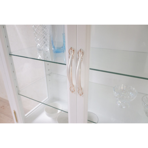 アーチホワイトのガラスキャビネット ハンドルタイプ取っ手仕様