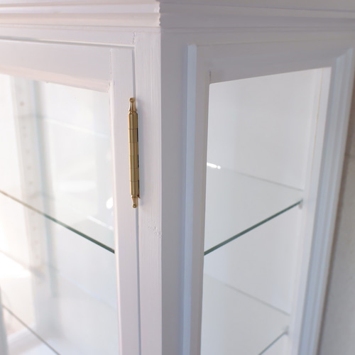 アーチホワイトのガラスキャビネット ハンドルタイプ取っ手仕様