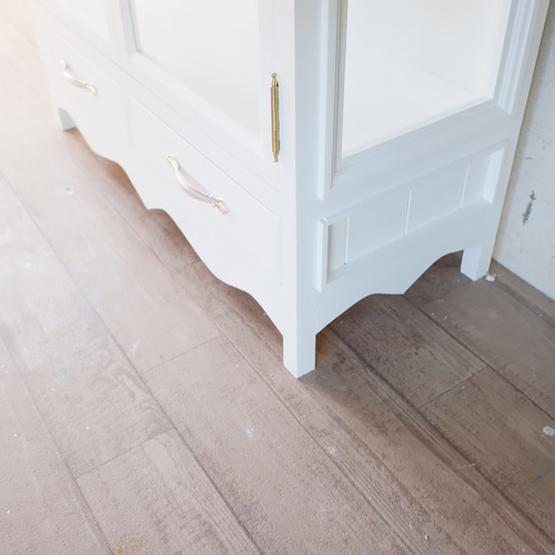 アーチホワイトのガラスキャビネット ハンドルタイプ取っ手仕様