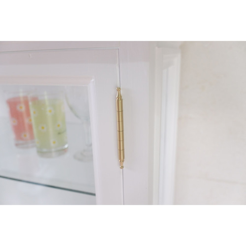 アーチホワイトのガラスキャビネット ハンドルタイプ取っ手仕様