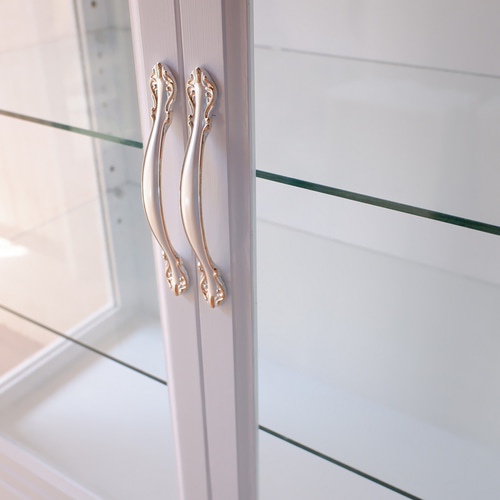 アーチホワイトのガラスキャビネット ハンドルタイプ取っ手仕様