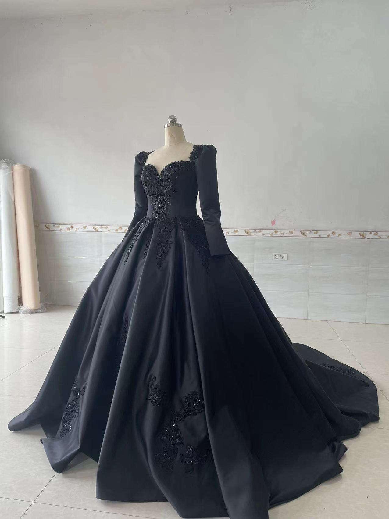 躊躇しない、品質保証！高級サテン　プリンセスライン　ブラック　咲き誇る花レース　美しさ　編み上げ　ボリューム　結婚式挙式