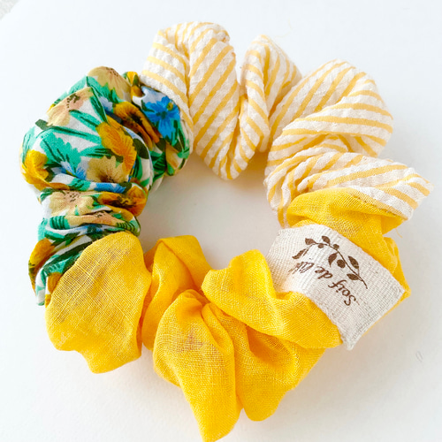 夏にピッタリひまわりシュシュ　ヘアゴム　ひだ多め　レディース　パステルオレンジ 夏にピッタリひまわりシュシュ ヘアゴム ひだ多め レディース パステル