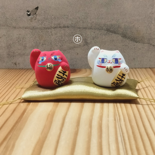 小さい紅白招き猫と座布団】 招き猫 縁起物・お正月 【 座布団は受注