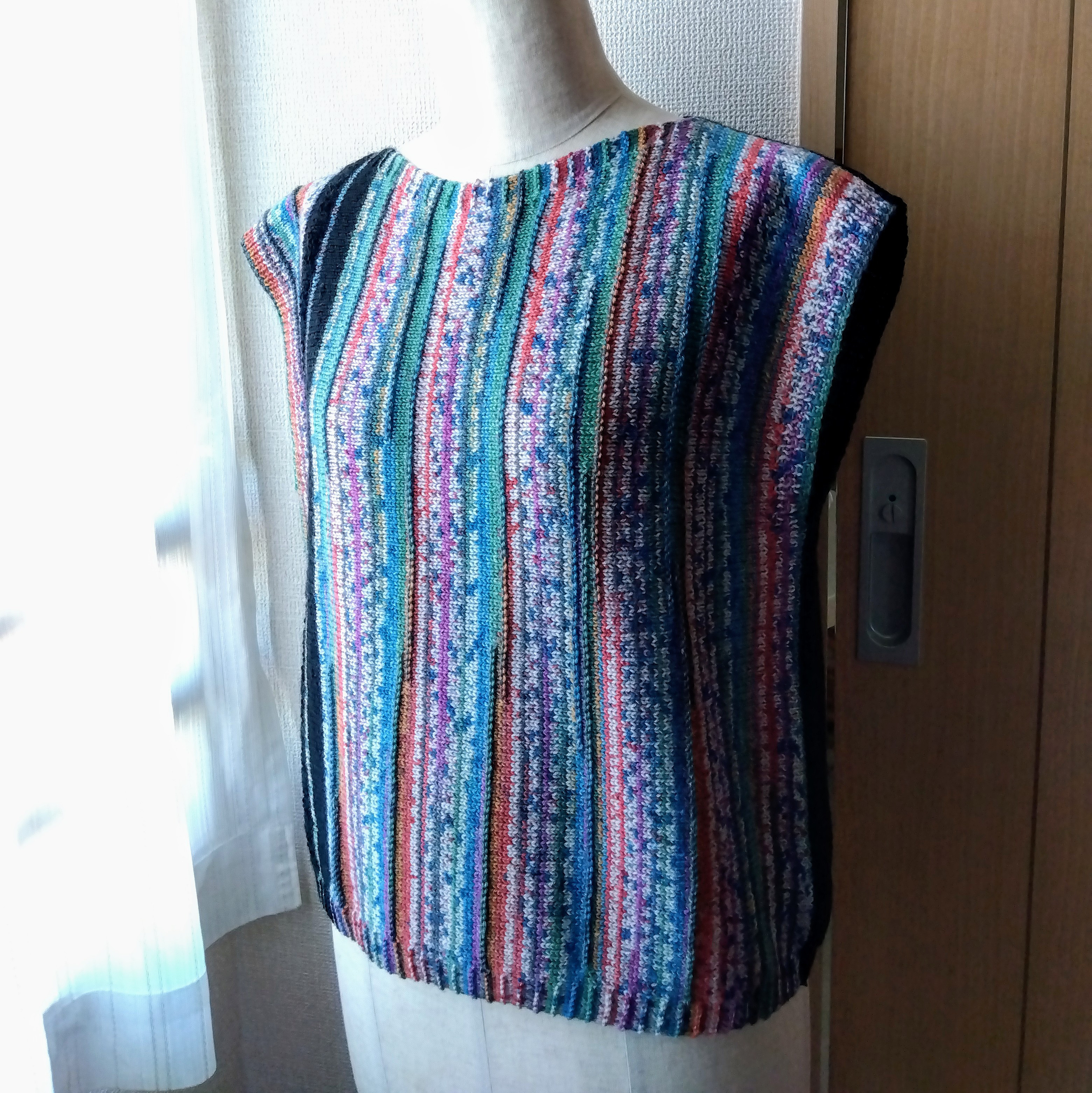 手編みの『前後2way』ベスト【黒✕カラフル】