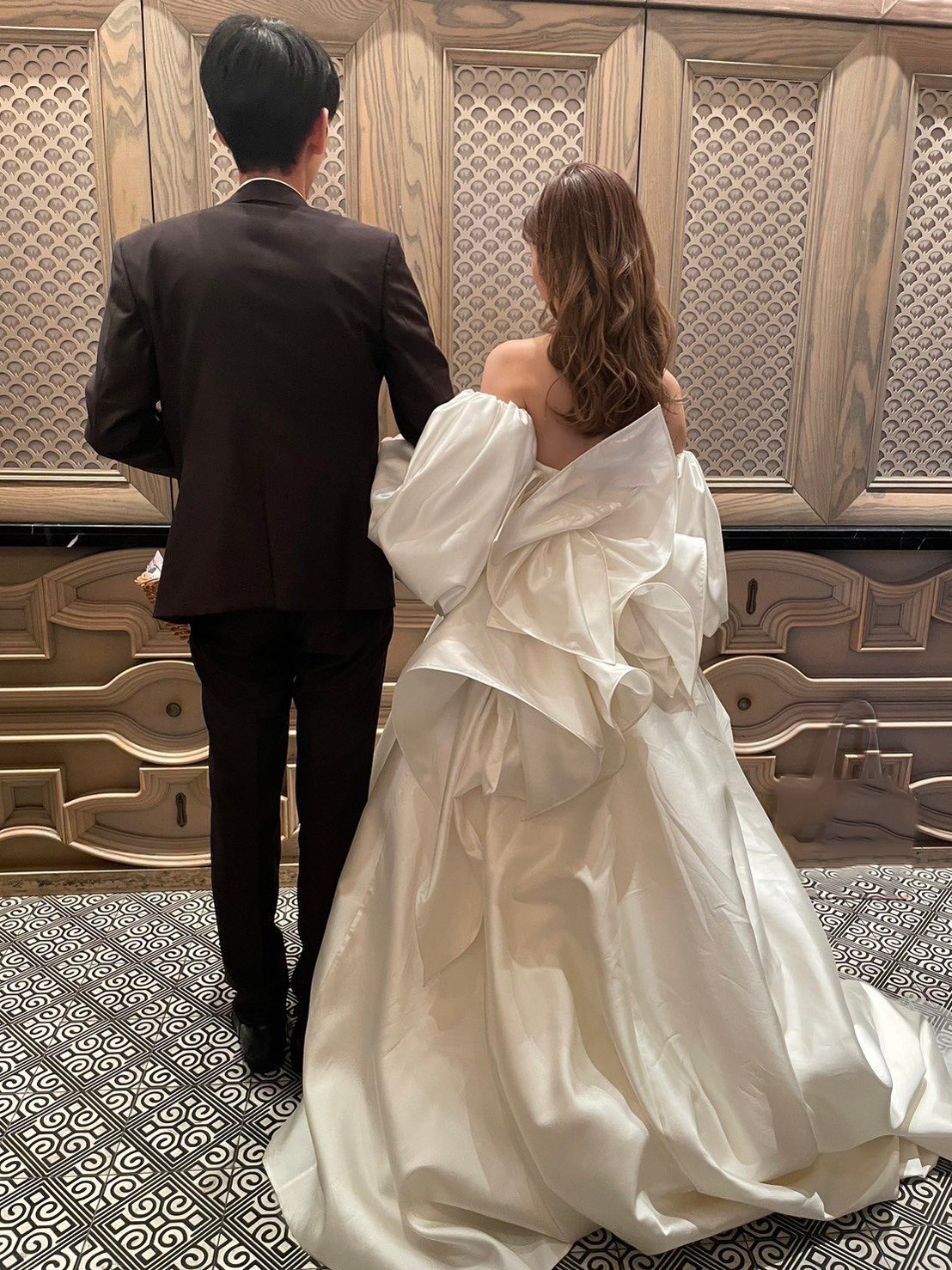ドレス タイト パフスリーブ 無地 光沢 2色 パーティー 結婚式 楽天市場】ワンピース タイト ウエストマーク ビジュー付き