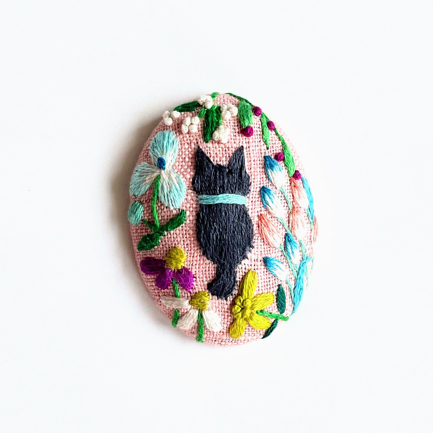 こねこと草花の刺繍ブローチ【Botanical】#284