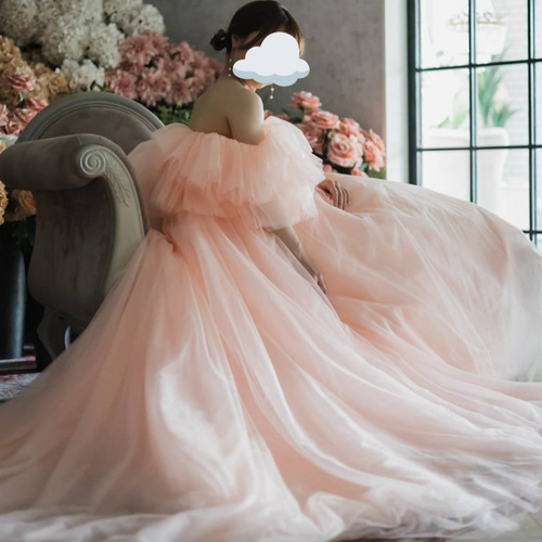 カラードレス　サーモンピンク　ウェディング　2次会　前撮り 実例写真！カラードレス オフショルダー サーモンピンク 可愛い