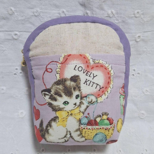 ハンドメイド、猫ちゃん、毛糸玉柄の縦長ポーチ、きなり、紫 