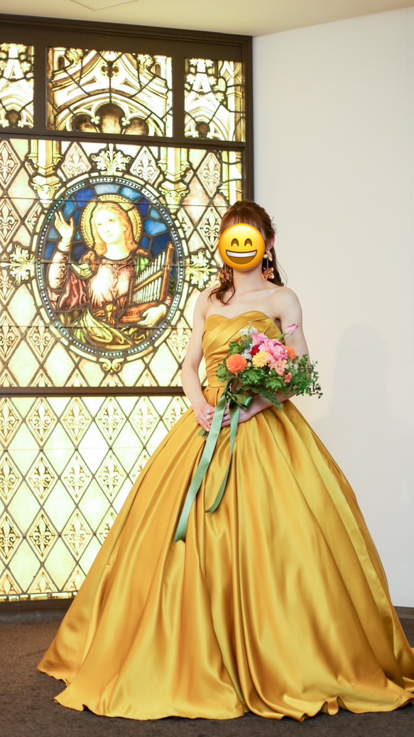 実例写真！カラードレス 鬱金色 ベアトップ ふっくら柔らかなバック  