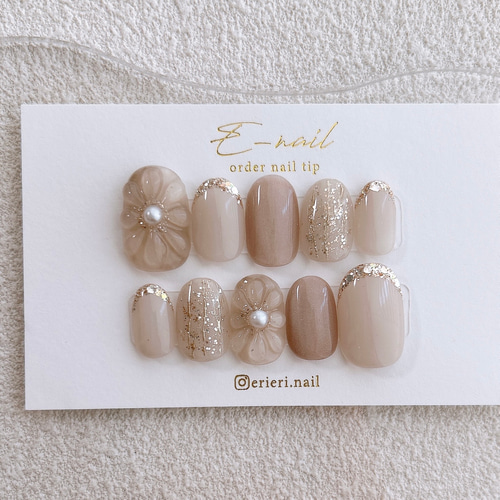 ぷっくりフラワー　ニュアンス　成人式　ブライダル フレンチガーリー　ワンホン 乳白色のぷっくりフラワーネイル/ミラーネイル/ニュアンスネイル