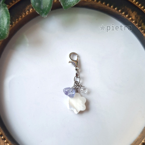 お花のマザーオブパールとタンザナイトとクリスタルのミニチャーム 