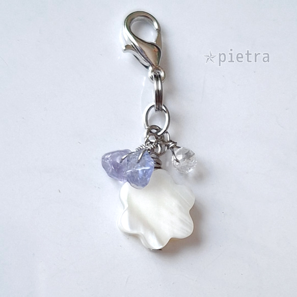 お花のマザーオブパールとタンザナイトとクリスタルのミニチャーム 