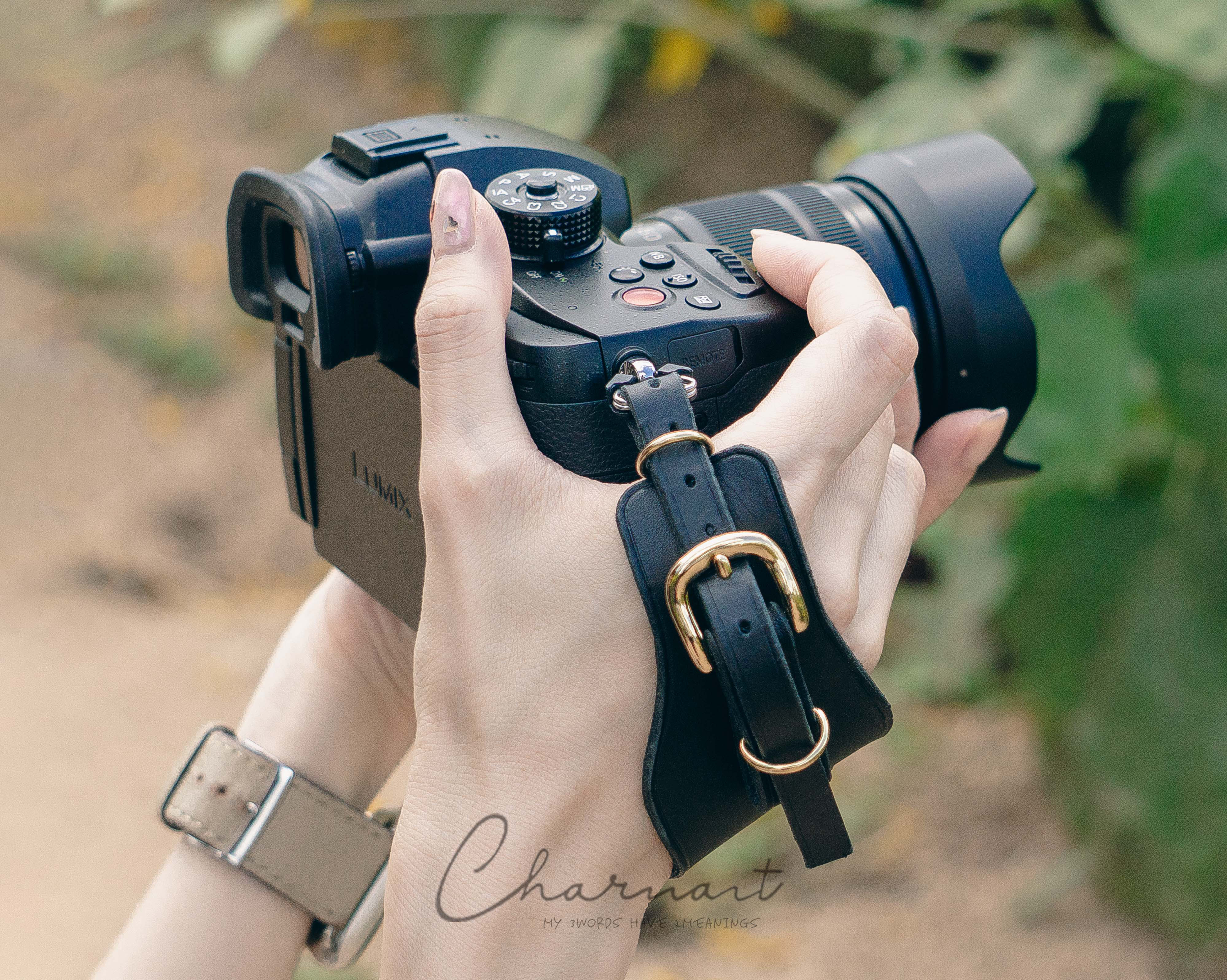 名入れ無料｜本革カメラハンドストラップ｜一眼レフ・ミラーレス対応｜ギフト・アウトドアに最適【全18色】