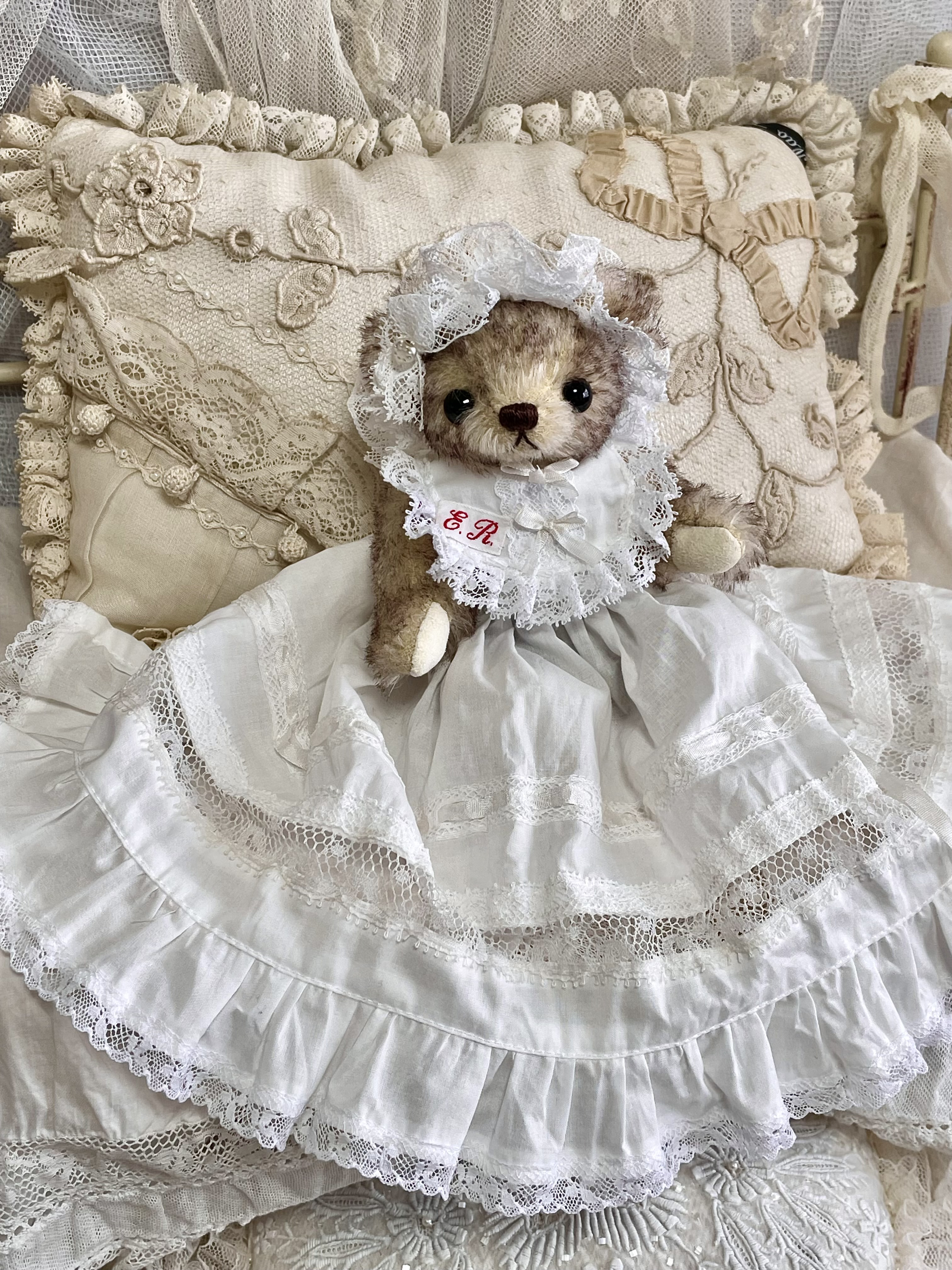 ホワイトドレスのベビーベアさん