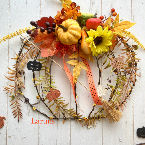 ワイヤーリースで飾るハロウィンシーズン パンプキンと秋の草花を使っ