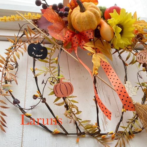 ワイヤーリースで飾るハロウィンシーズン パンプキンと秋の草花
