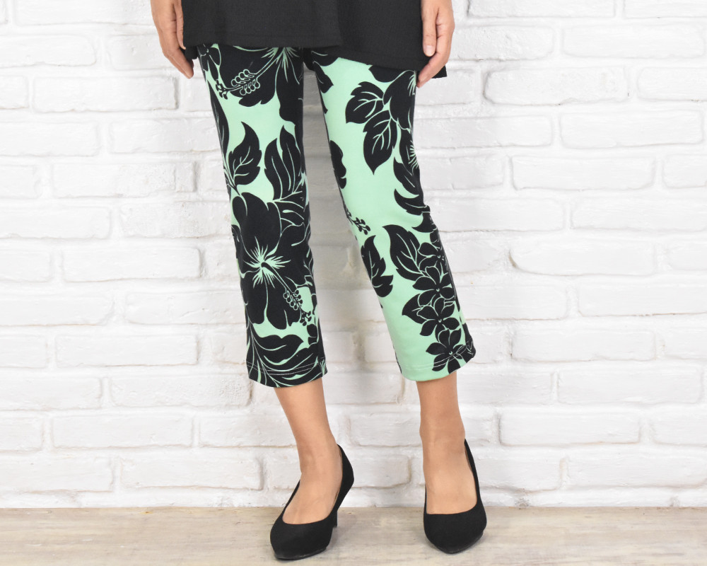 驚きの穿き心地！ハイビスカス柄スキニーストレートストレッチショートパンツ　ミントグリーン