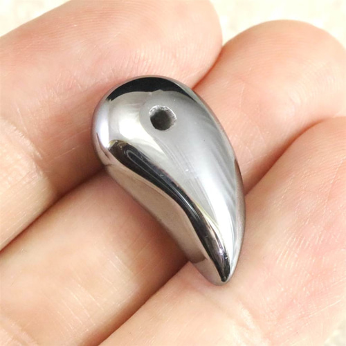 高純度 テラヘルツ鉱石 22mm 勾玉 #84600 ペンダントトップ 榎本通商
