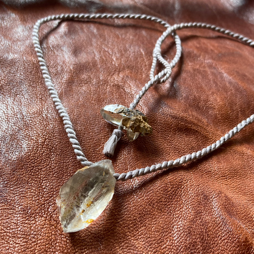 国産首飾り-紫根染め精麻と長野県小川山煙水晶マクラメネックレス  