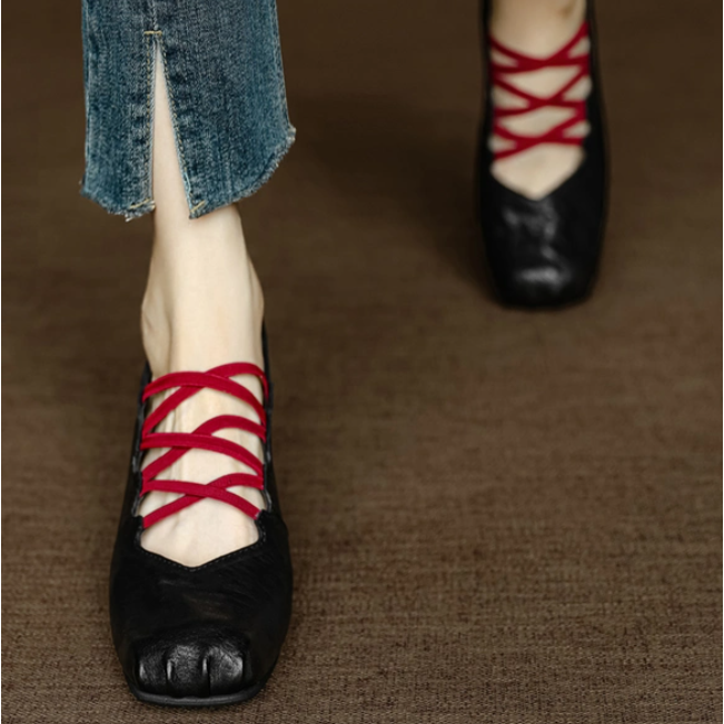 甲ストラップ きれいめ おしゃれ ブラック パンプス スクエアトゥ メリージェーン 卒業式 赤 クリスマス2025