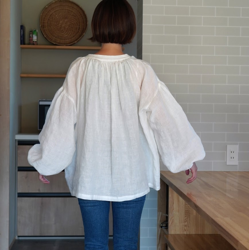 《オフホワイト》スッキリ魅せる前あきと、ふわりとした季節のギャザーブラウス