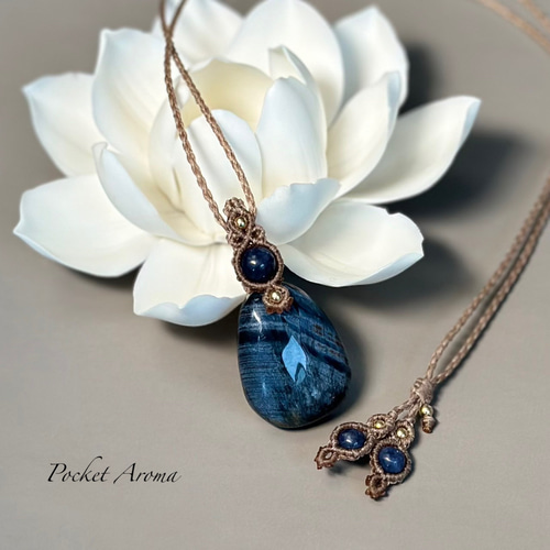 藍樹』ブルーピーターサイトとサファイアのマクラメペンダント  