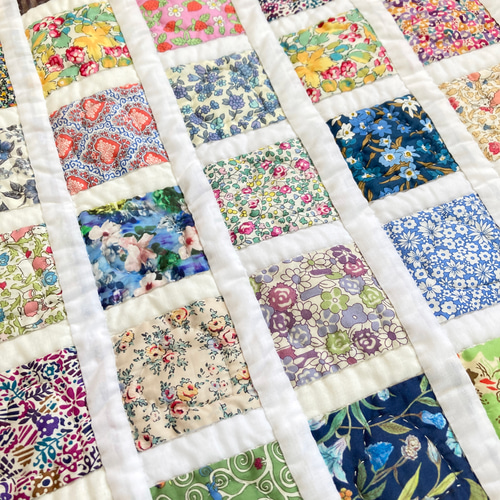 リバティの四角つなぎパッチワークタペストリー タペストリー・壁掛け