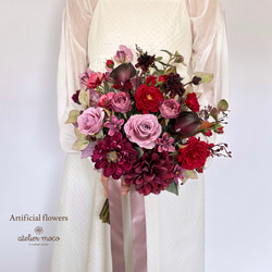 n様ボルドーくすみピンクカラーブーケ挙式前撮りクラッチブーケ結婚式 こっくり秋色ボルドー 大人可愛いクラッチブーケ ブトニア付