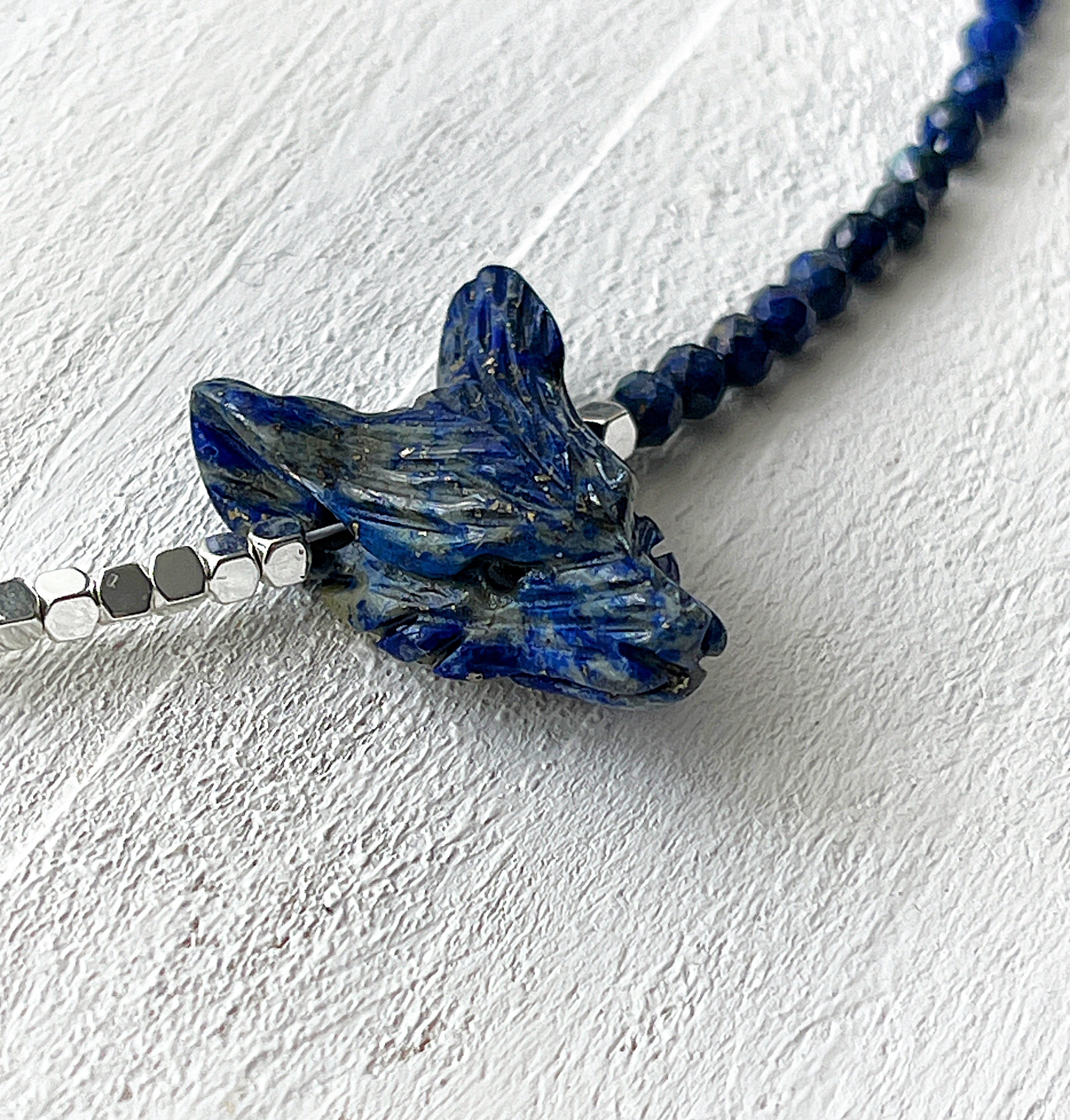 深いインディゴ　手彫りオオカミ　ラピスラズリ　ネックレス