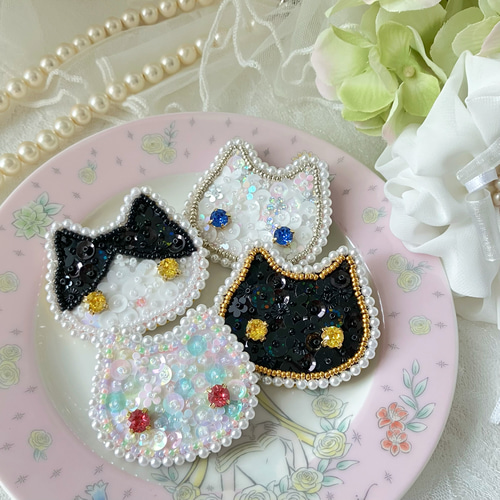 猫好きさんの ゆめかわ猫 ブローチ ビーズ刺繍(ブローチ・キーホルダー