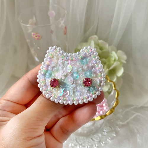 猫好きさんの ゆめかわ猫 ブローチ ビーズ刺繍(ブローチ・キーホルダー