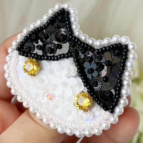 猫好きさんの ハチワレ猫 ブローチ ビーズ刺繍 (ブローチ