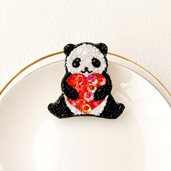 パンダ好きさんの為の ブローチ ビーズ刺繍(ブローチ・キーホルダー