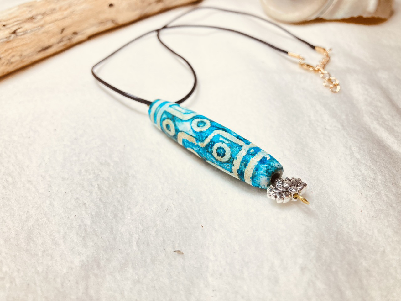 H-N006 淡くブルーに輝く九眼天珠ネックレス