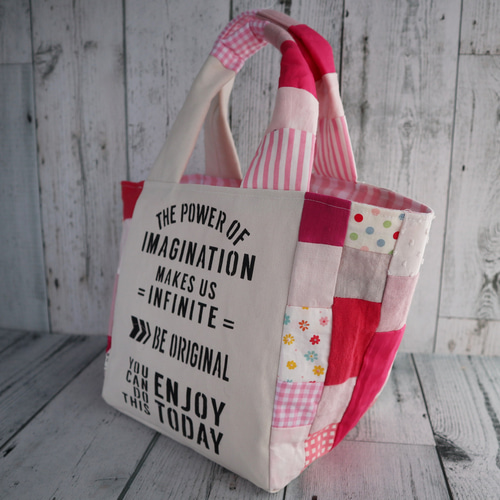 布つなぎとステンシルロゴのトートバッグ（ピンク） トートバッグ