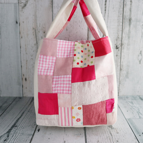 布つなぎとステンシルロゴのトートバッグ（ピンク） トートバッグ