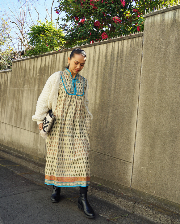 【即納可】インドレーヨンプリント・キルトヨークワンピ（NK23-030-beige） beige 半身