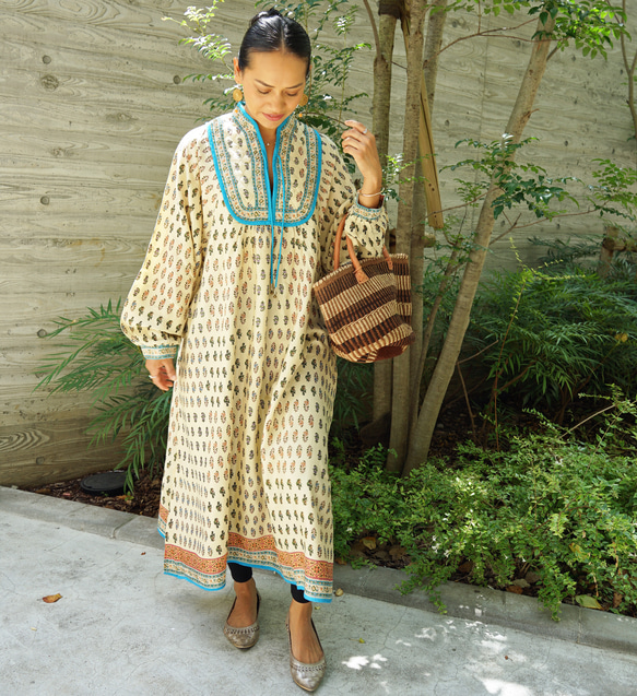 【即納可】インドレーヨンプリント・キルトヨークワンピ（NK23-030-beige） beige 半身