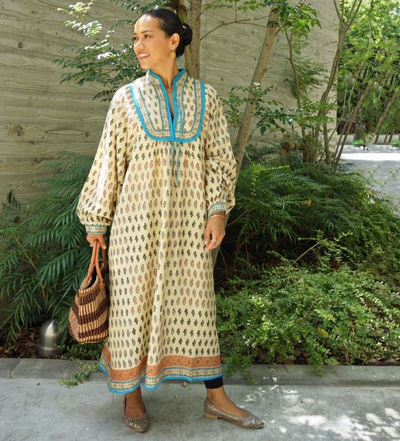 【即納可】インドレーヨンプリント・キルトヨークワンピ（NK23-030-beige） beige 半身