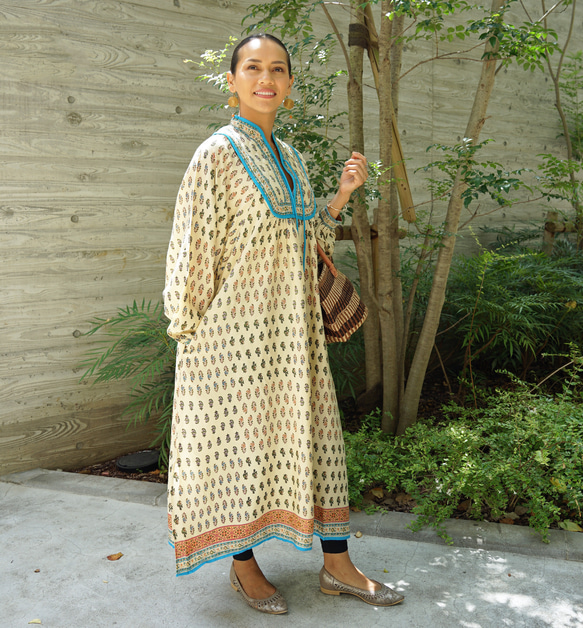 【即納可】インドレーヨンプリント・キルトヨークワンピ（NK23-030-beige） beige 半身