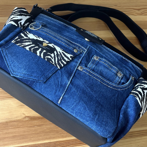 送料込みデニムリメイクバッグ（M）No.589☆ショルダーバッグ 斜めがけ