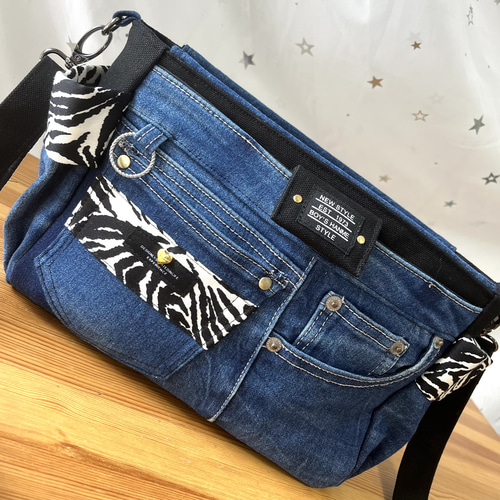 送料込みデニムリメイクバッグ（M）No.589☆ショルダーバッグ 斜めがけ