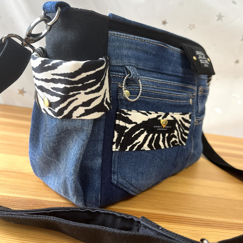 送料込みデニムリメイクバッグ（M）No.589☆ショルダーバッグ 斜めがけ