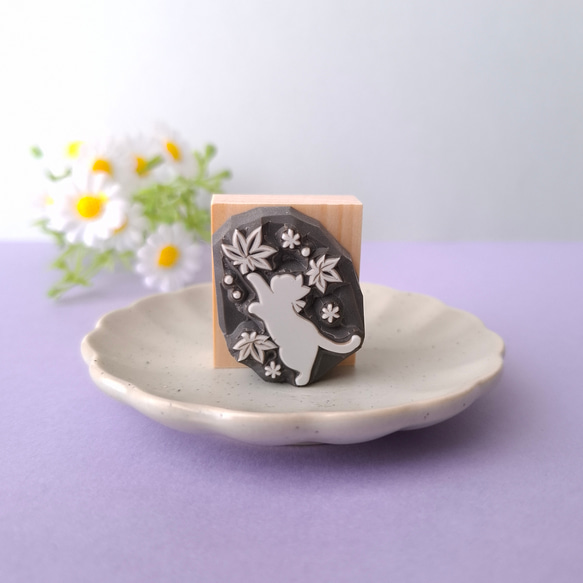 秋　紅葉と猫　消しゴムはんこ　もみじ 2枚目の画像