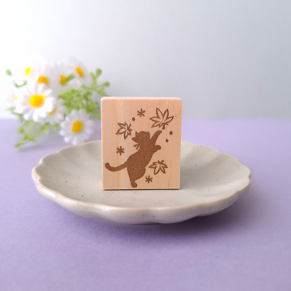 秋　紅葉と猫　消しゴムはんこ　もみじ 1枚目の画像