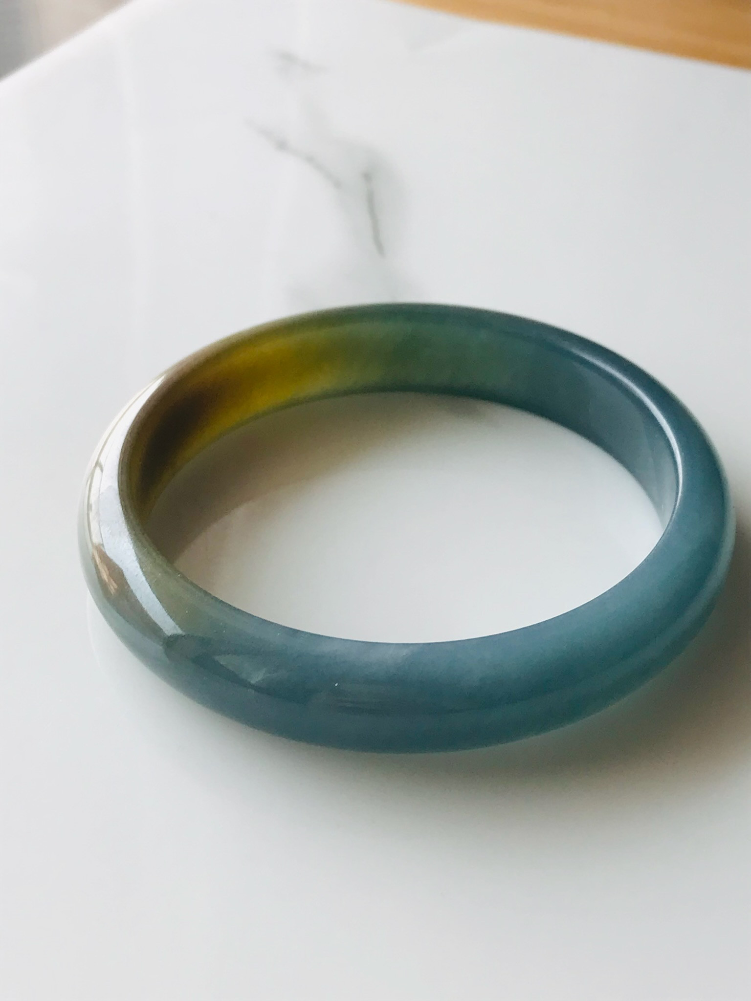 【B2310-0129】ジェイド　翡翠　ヒスイ　バングル　一点もの　希少　グアテマラ産　イエロー　ブルー56.5mm