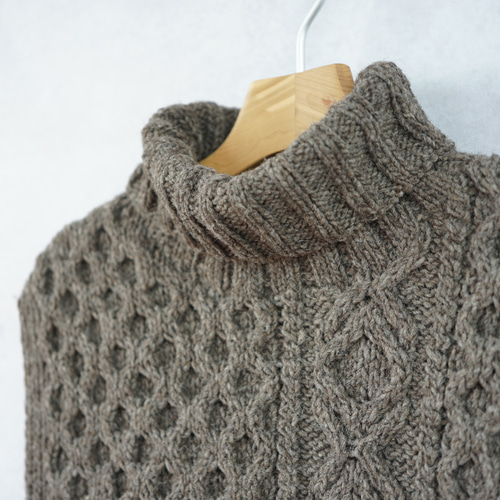即納可】ウール・ハイネックケーブル編みミニベスト（N-440088-グレー