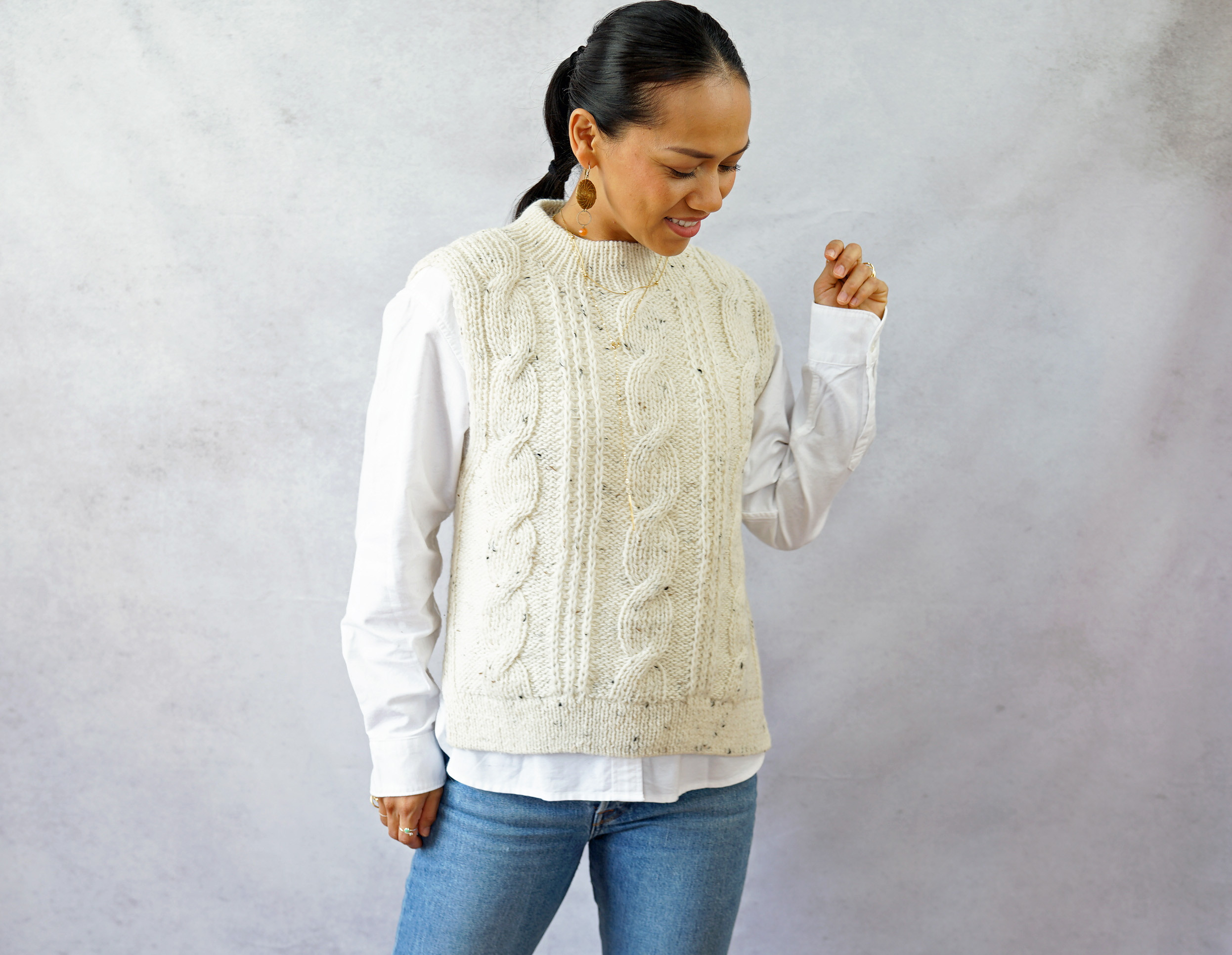 【即納可】アルパカネップ糸入り・ケーブル編みベスト（NP-4411-ホワイト）ペルーニット