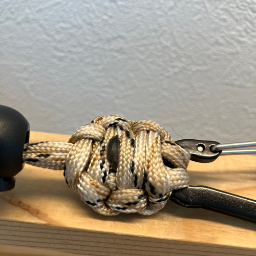 514・ベルトに通して携帯用ペットボトルホルダーミニ，パラコードで